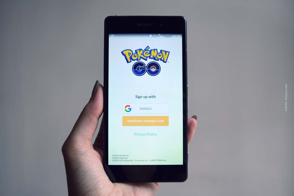 augmented-reality-pokemon-go-app-smartphone-hand